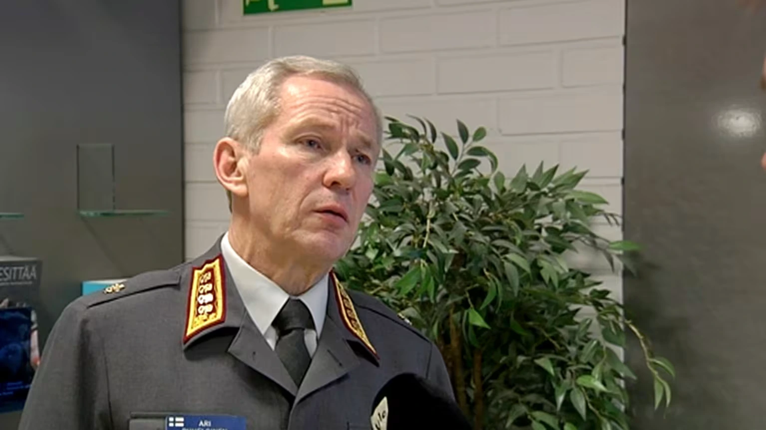 Ari puheloinen ensimmäinen vaimo